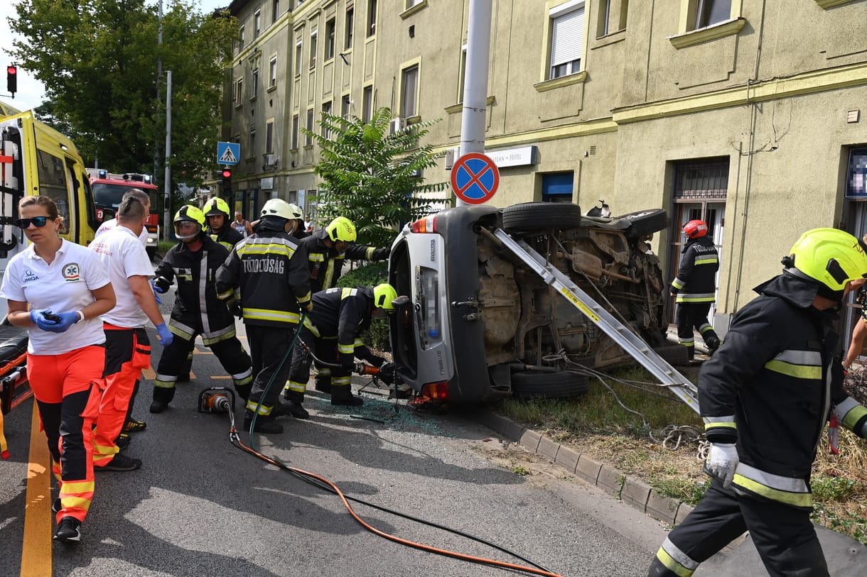 Csúnyán összetört és oldalára borult egy autó, emiatt zárták le az Üllői utat