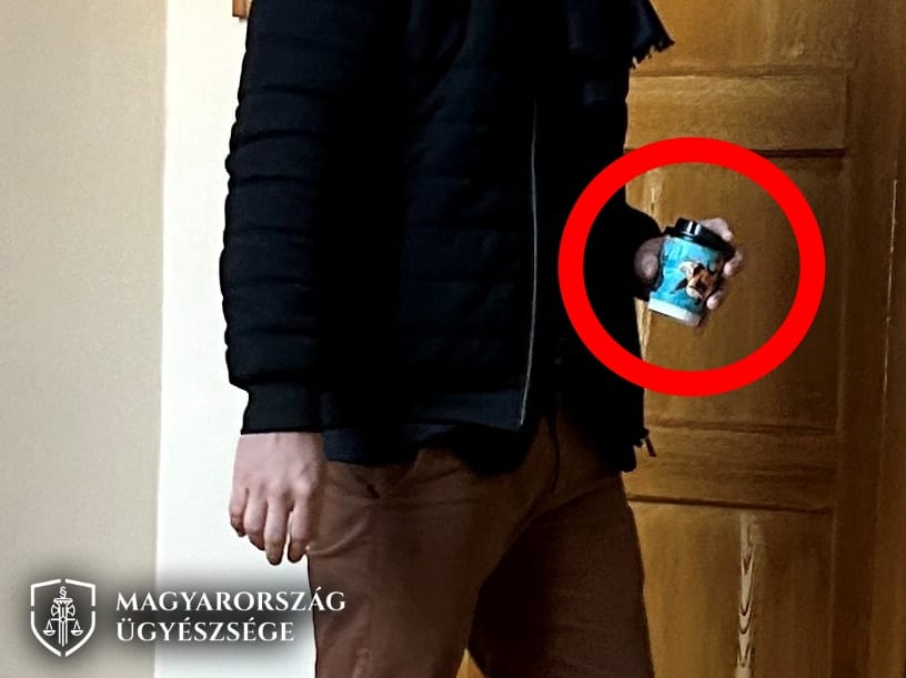 Bíróság elé állították Portik Tamás fiát, aki kávéval öntötte le az apja ügyében ítéletet hozó Póta Pétert