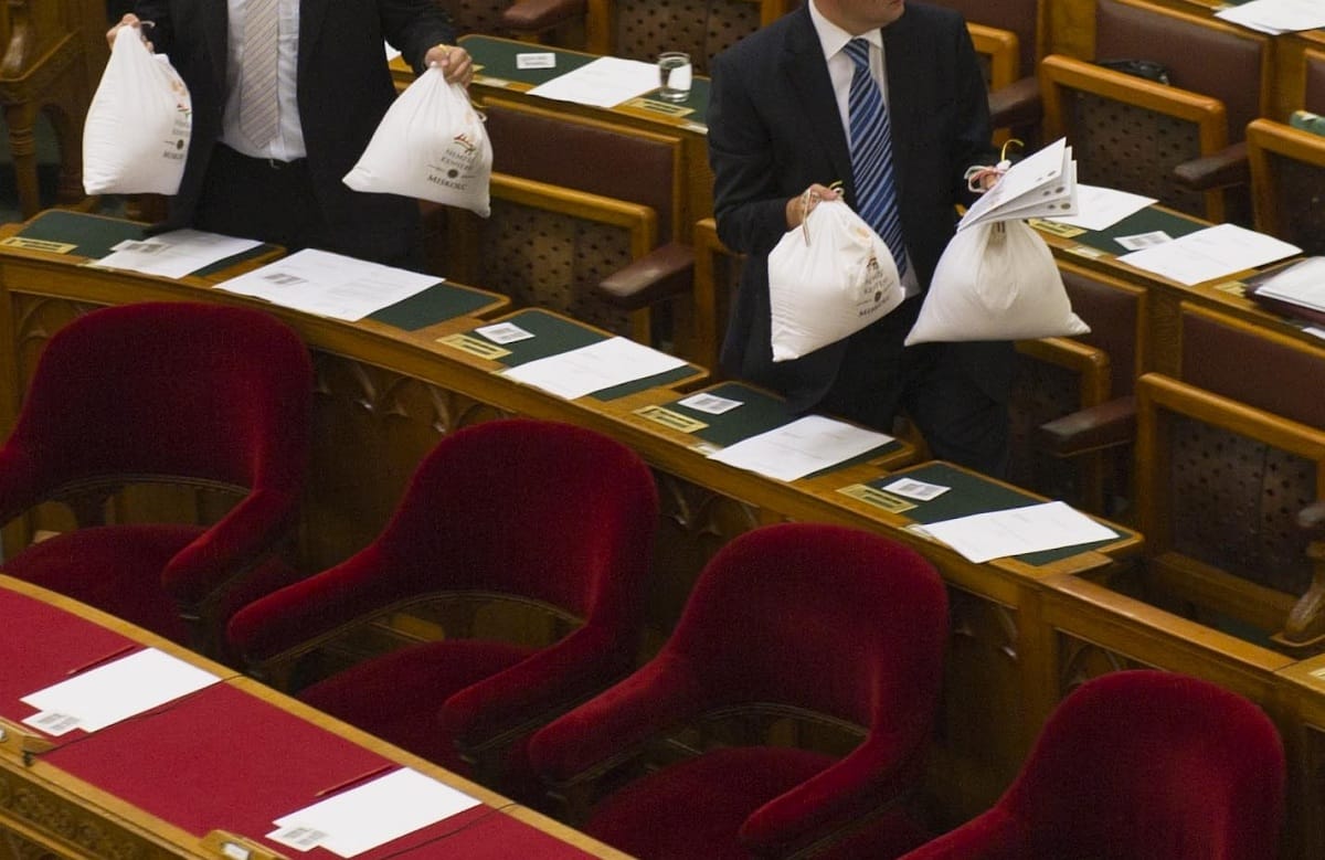 Önmagukkal bőkezűek a képviselők, egy friss javaslattal pluszmilliárdok érkeznek jövőre a frakciókhoz