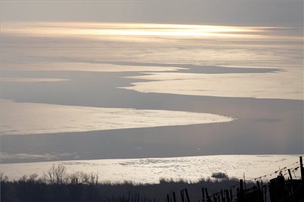 Illegális feltöltésekre bukkantak a Balatonnál