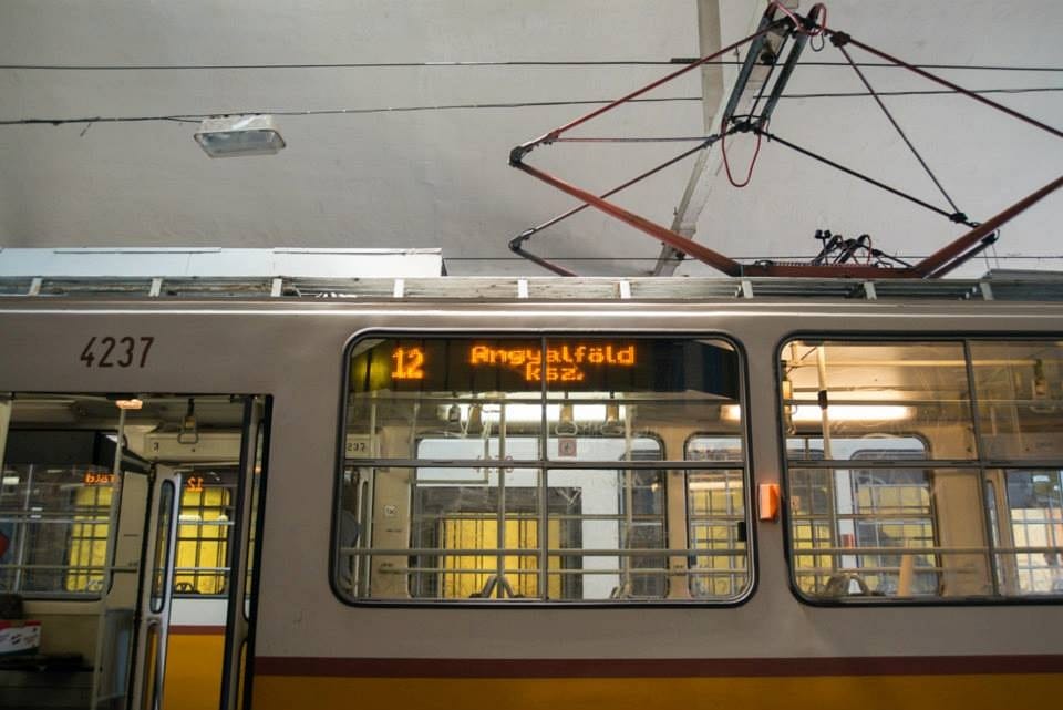 Fegyvert foghatott a 12-es villamos vezetőjére egy audis a pirosnál