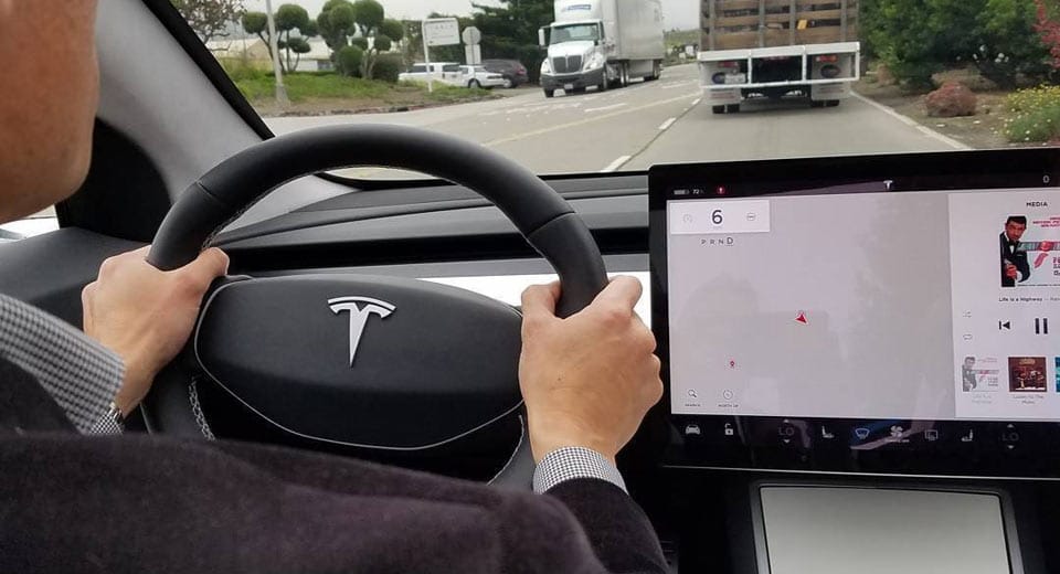 Baj van a kézifékkel, több mint 50 ezer autót hív vissza a Tesla