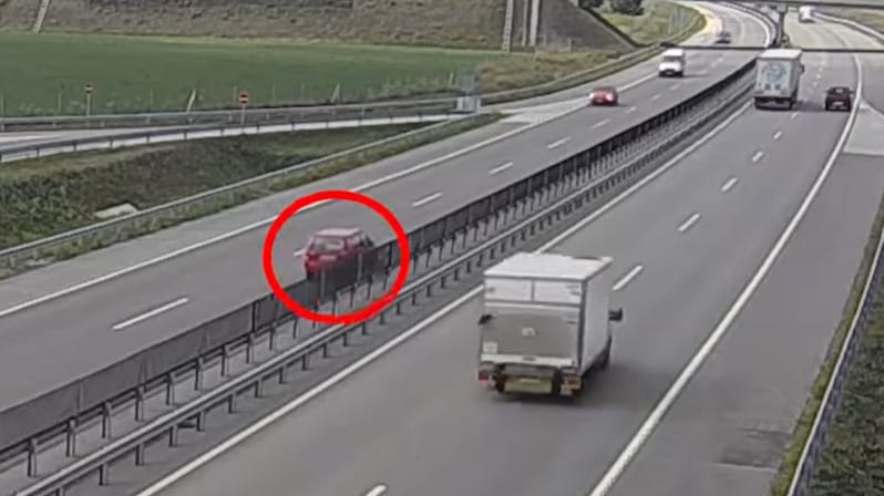 Két percig győzködték az M4-esre szemben felhajtó sofőrt, hogy forduljon meg – videó