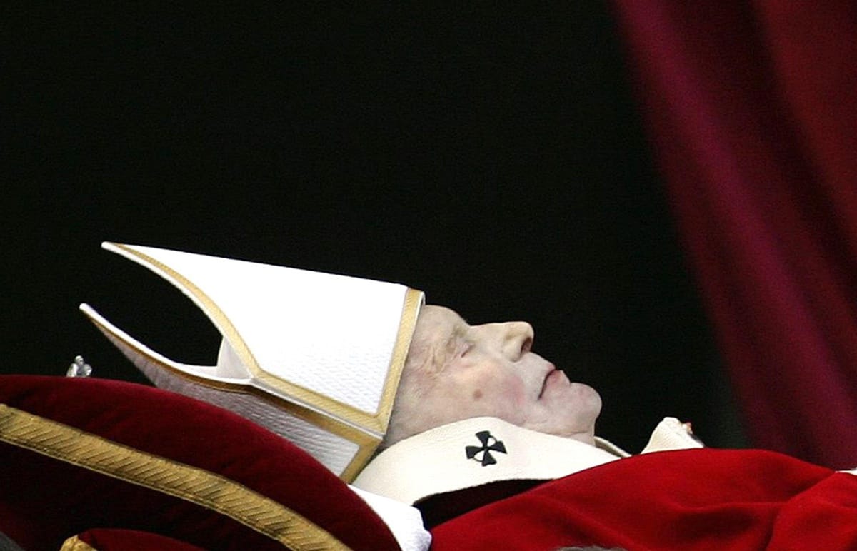 Megrohamozták a hívek II. János Pál pápa sírját