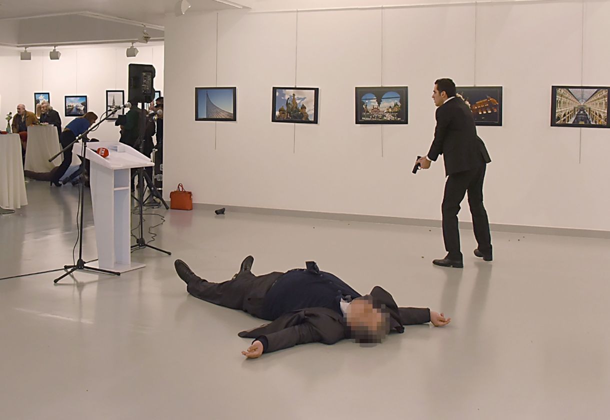Putyin karjaiba lökheti Erdogant az orosz nagykövet lelövése
