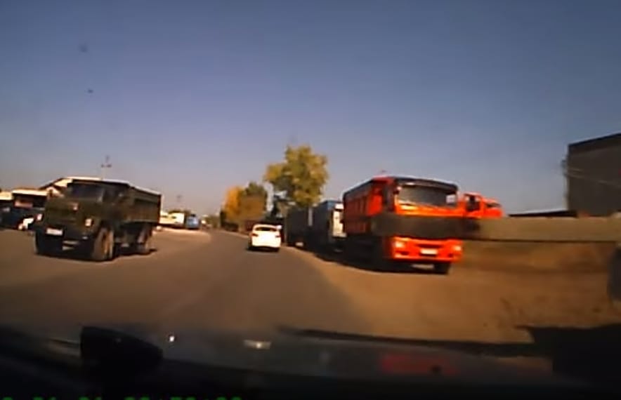 Ön látja a tárgyat, ami balesetet okozott? A sofőr nem vette észre - videó