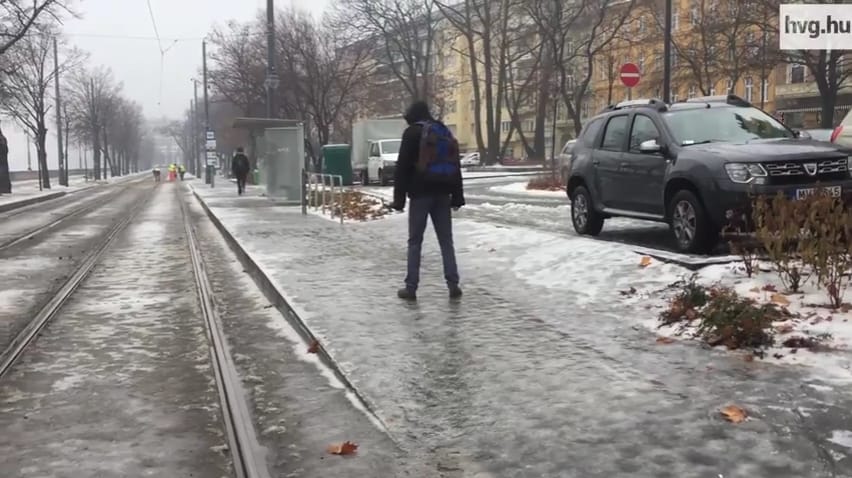 Balesetveszély ellen: menjen a sínek között, ha nem bír a tükörjéggel! – videó