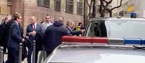 Mielőtt Pintér kilépett a minisztériumból, a rendőrök arrébb terelték a tüntetőket