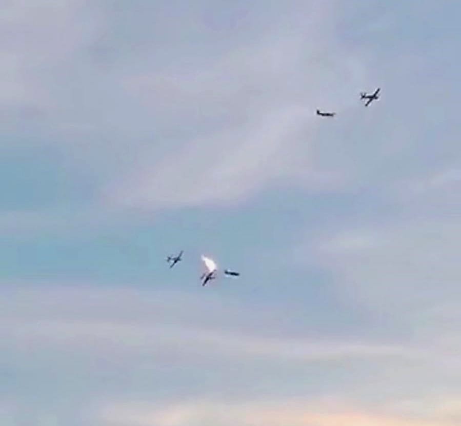 Videón, ahogy összeütközik és kigyullad két Tucano repülőgép