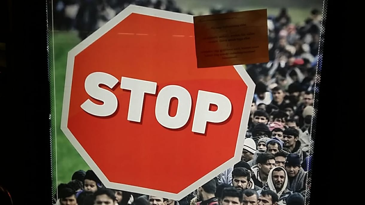 Fotó: A Btk-ból vett részletet ragasztottak az új kormányplakátokra