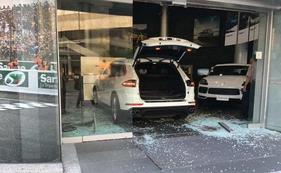 Áthajtott az autókereskedés portálüvegén az elégedetlen Porsche-ügyfél – videó