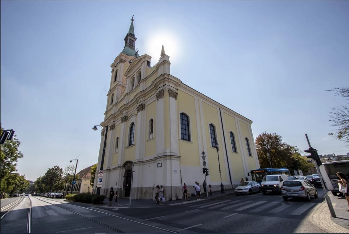 Szivárványos templomi fény Óbudán? – avagy hogyan állítsuk be keresztényüldözésnek, ami nem az