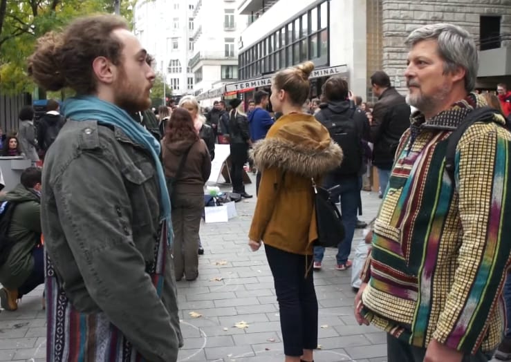 Videó: Nem téptek be az egymás szemébe nézők