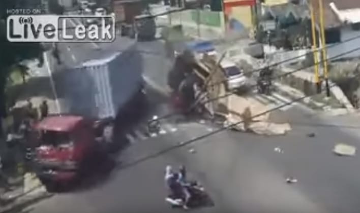 Az égiek vigyáztak erre a motorosra – kétszer is – videó