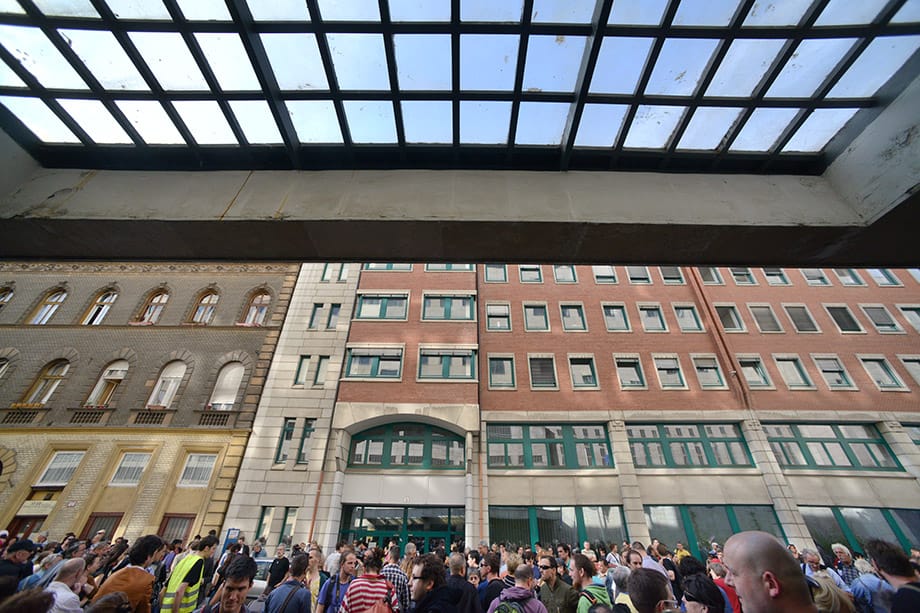 Behódoló természetű, falusi fociért rajongó újságírókat keresnek a VII. kerületbe