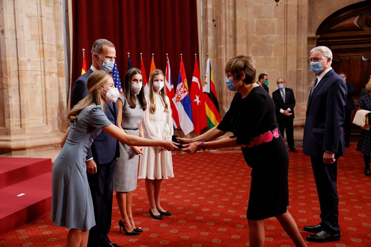 Képeken, ahogy Karikó Katalin átveszi a spanyol Nobelnek is nevezett Asztúria Hercegnője-díjat