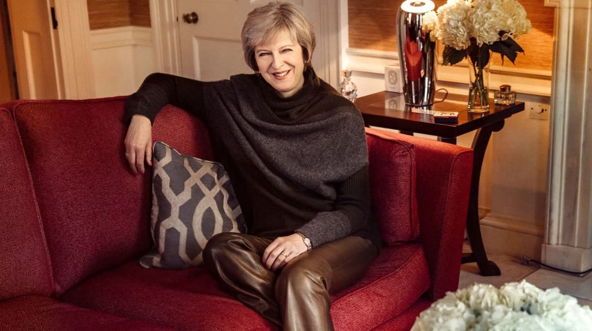 Theresa May modellt állt a Vogue világhírű fotósának