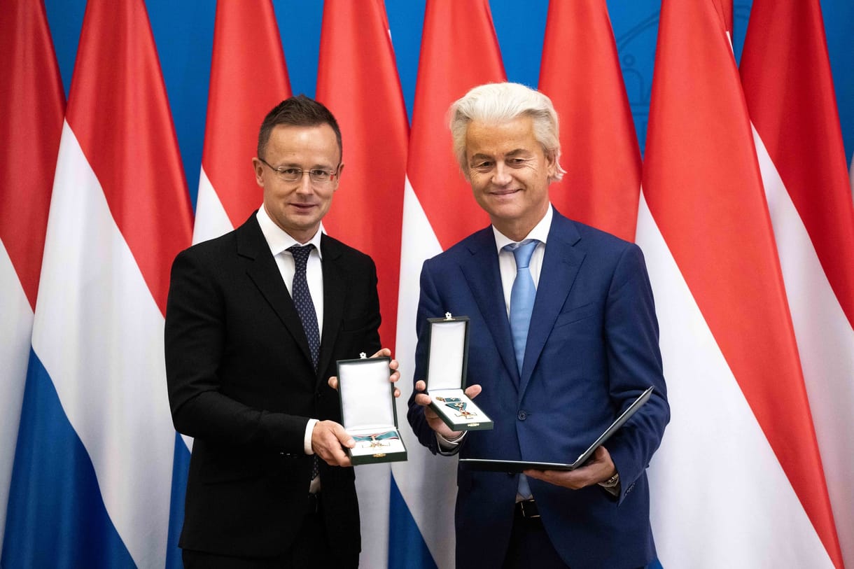 Egy plüssmackó és néhány drót miatt kellett kiüríteni a holland parlamentet