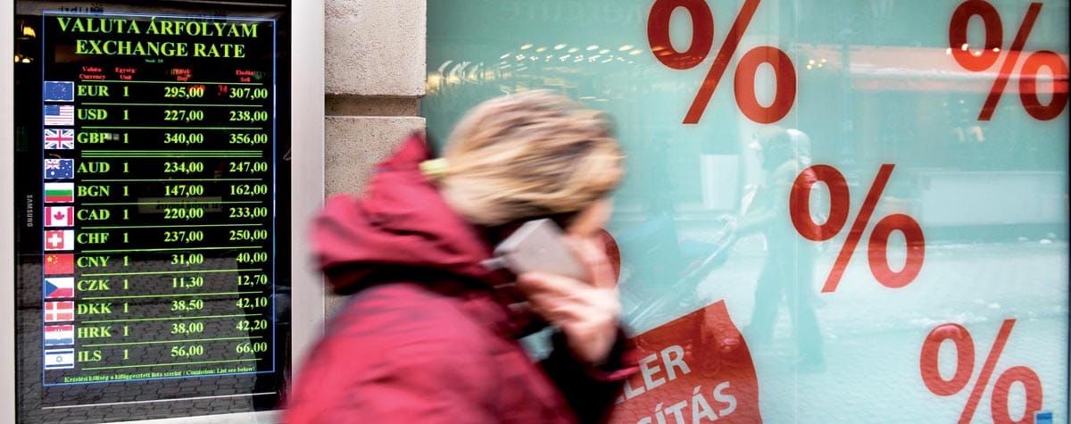 Karácsonyig 300 felett maradhat az euró