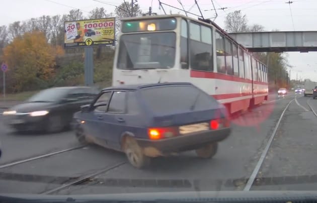 Videó: nem mindenhol lassít a villamos, ha autó áll a sínen