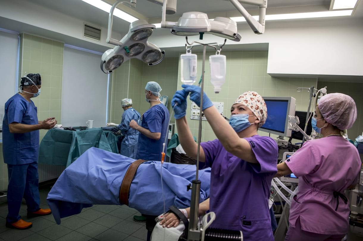 Új irányt vesz az orvoselvándorlás: külföld helyett irány a fizetős szféra