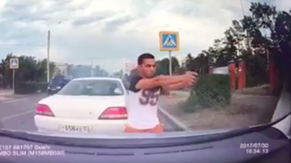 Kőkemény videó Oroszországból: lövöldözés lett a közúti balhéból