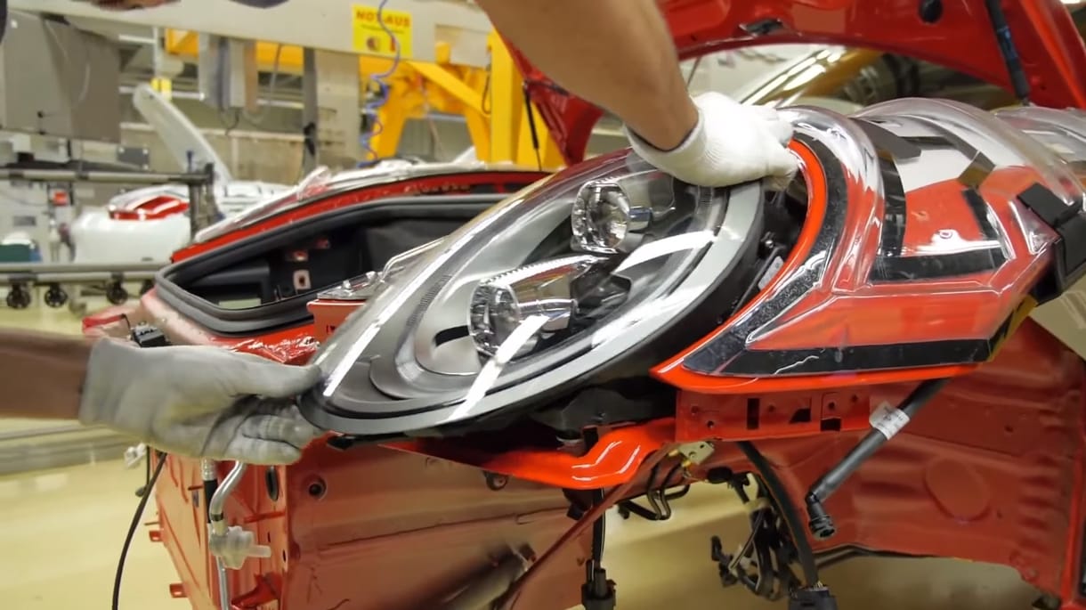 Zseniális videó: így készül a Porsche 911