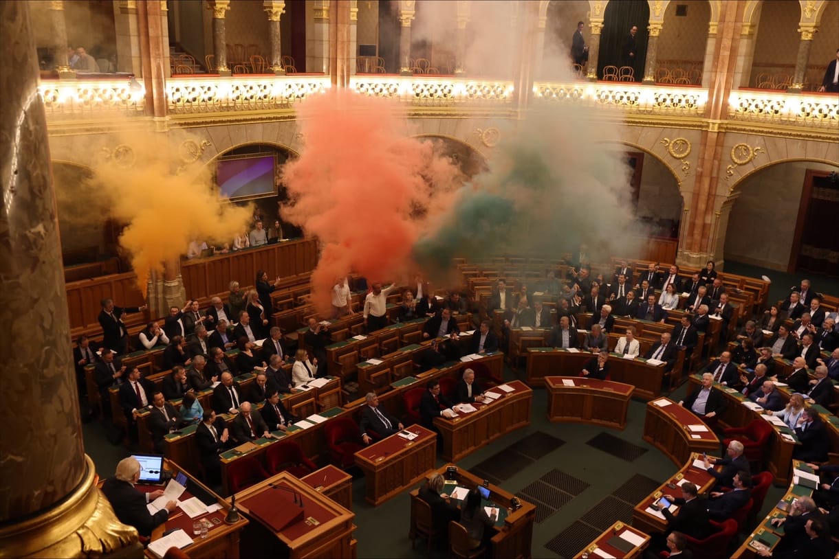 A Momentum füstgyertyákat gyújtott és a szovjet himnuszt játszotta az ülésteremben, amikor a Pride betiltását megszavazták a parlamentben