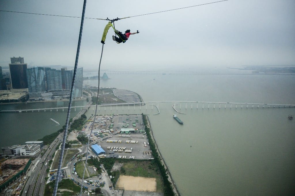 Meghalt bungee jumpingolás után egy turista, aki leugrott egy 233 méter magas toronyról