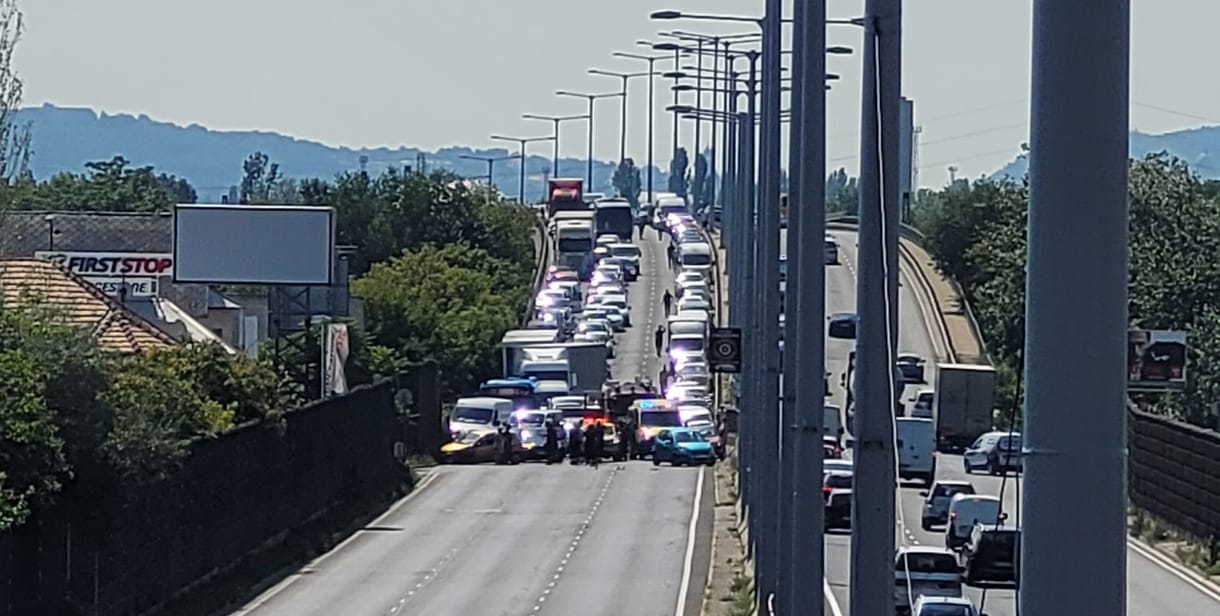 Karambol volt az M3-as kivezető szakaszán, teljes szélességében lezárták az autópályát