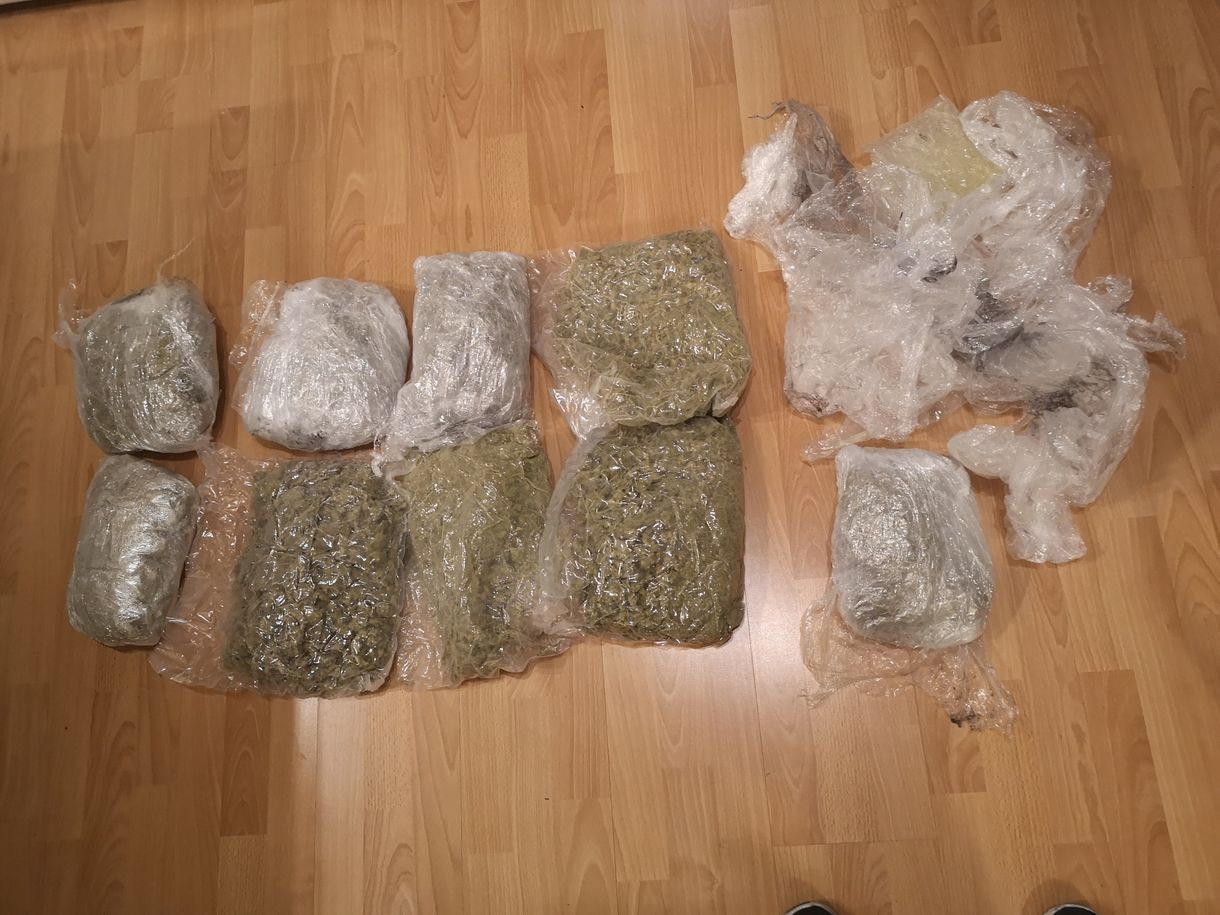 15 kiló kábítószert talált a rendőrség egy drogkereskedő családnál Budán
