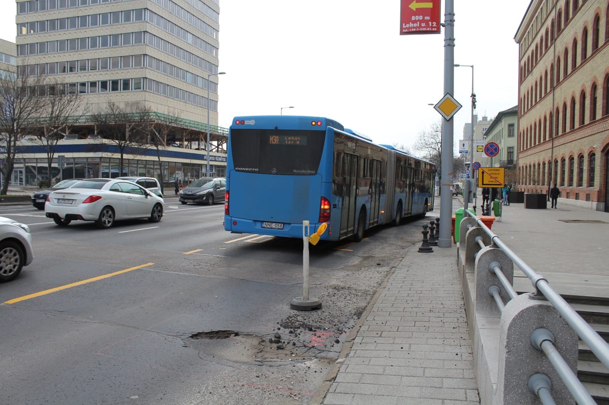 A Szentlélek térnél leborult rakomány a metrópótlást is bedöntötte