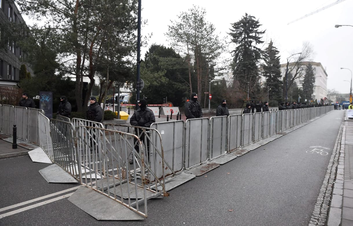 Kordonokkal vették körbe a parlamentet - Lengyelországban