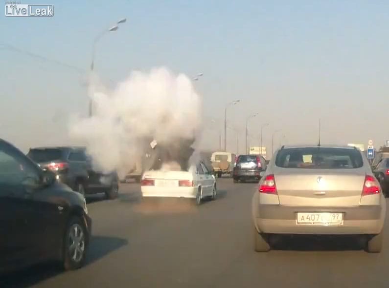 Forgalmi dugóban robbant fel egy Lada Samara - videó