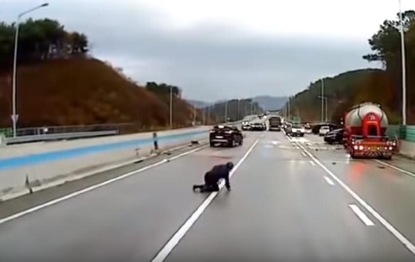 Csak segíteni próbált az autós a többinek, de pillanatokon belül életveszélyben volt – videó