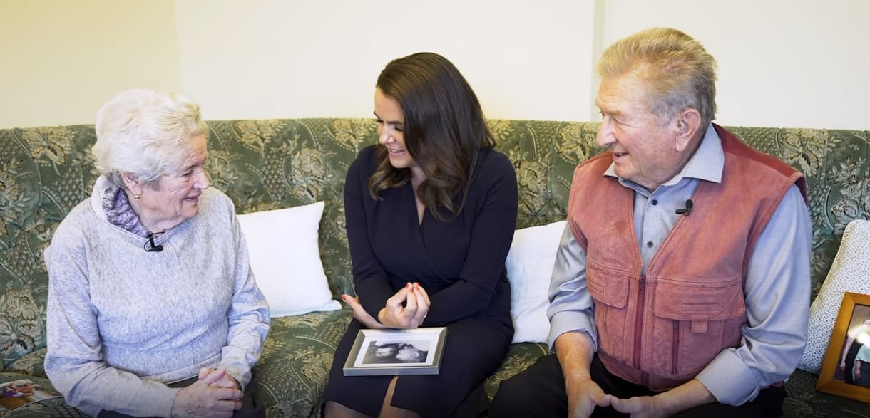 Novák Katalin találkozott Krausz Ferenc szüleivel, és számára megtisztelő volt a szemükbe nézni – videó