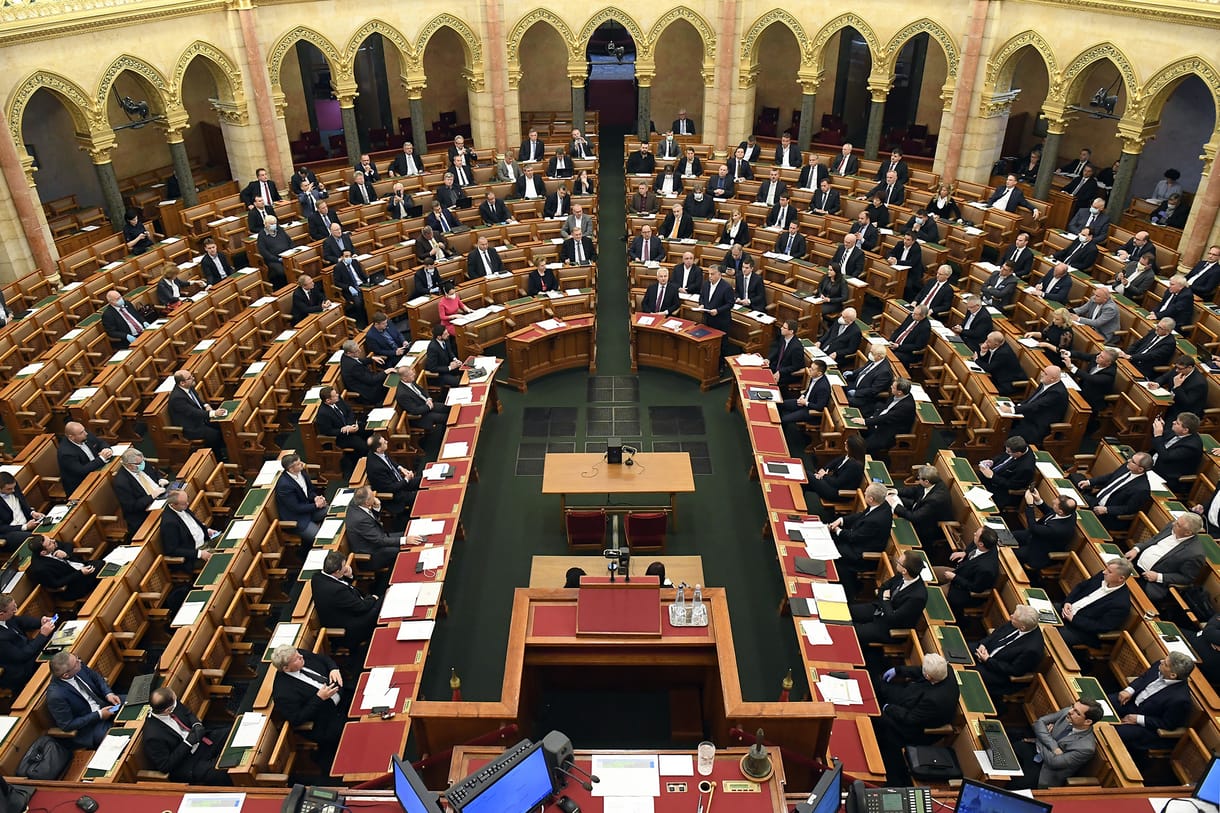 Hiába kérdezik a kormányt az ellenzékiek a koronavírusról, egyenválaszt kapnak