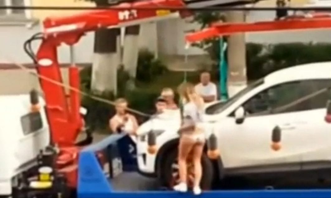 Így szerzi vissza a kocsiját egy rúdtáncos bombanő
