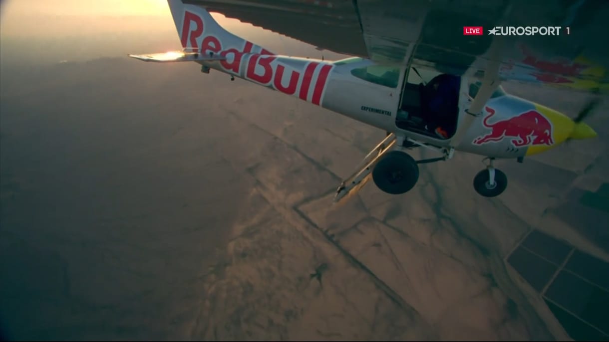 Videó: A levegőben, zuhanás közben próbált repülőgépet cserélni a Red Bull két pilótája