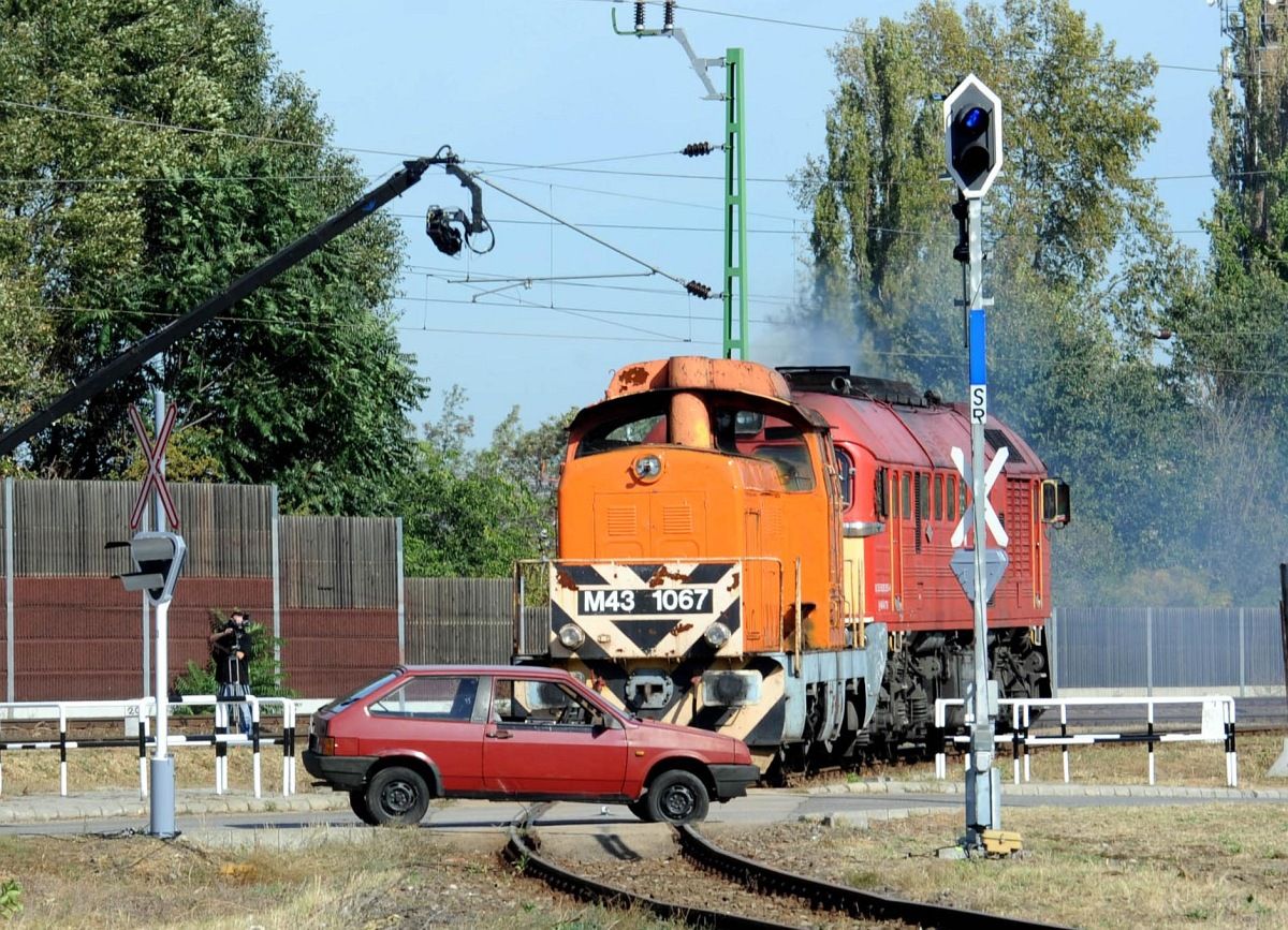 Fotók: Lada Samarát toltak egy vonat elé