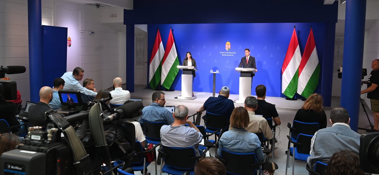 A kormány megoldása a recesszióra és a megélhetési válságra: migránsozás és brüsszelezés - ez a kormányinfó
