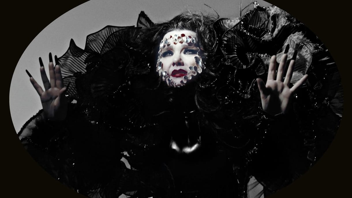 Björk negyven éve lép át határokat, pályája szürreálisan fantasztikus kaland