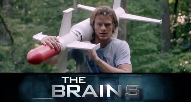 Előkerült a szigszalag és az alufólia – itt az új MacGyver-előzetes