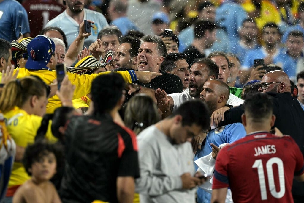 Lelátói tömegverekedésbe torkollt a Copa America elődöntője, Szoboszlai liverpooli csapattársa is nagyot kapott – videó
