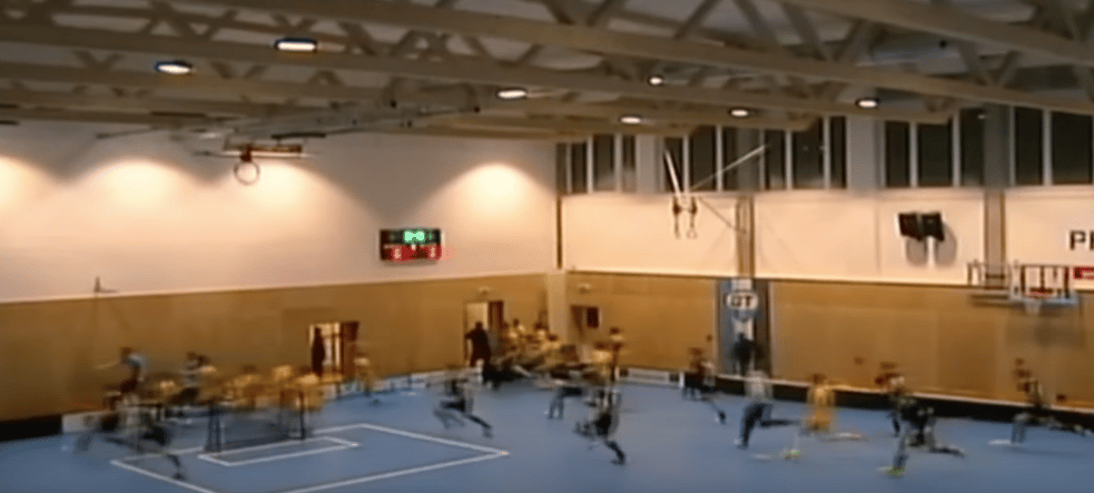 Videó: Hanyatt-homlok menekültek a beomló csehországi sportcsarnokból 
