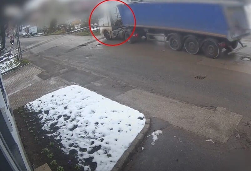 Fénysorompó állította meg az elszabadult kamiont, vádat emeltek a sofőr ellen – videó