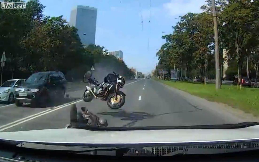 Videó: Ilyen balesettől retteg minden motoros