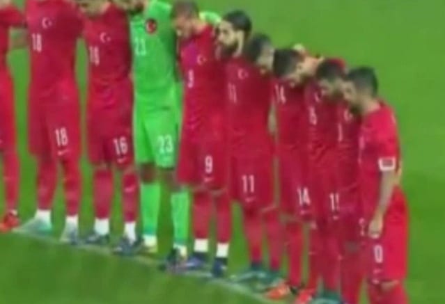 Ordítozással töltötték ki az egyperces néma csendet a török drukkerek - videó