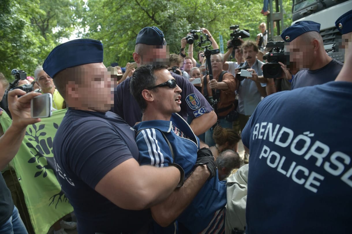 Pintér: Akivel erőszakosak a biztonsági őrök, az forduljon a szakmai kamarához