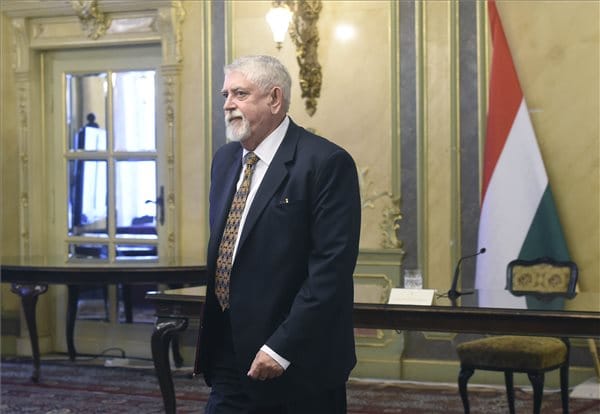 Kásler: Hétfőtől helyreáll az egészségügyi ellátás